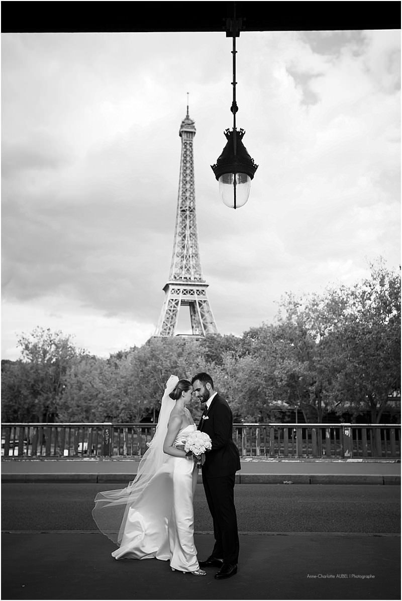 mariés devant la tour Eiffel