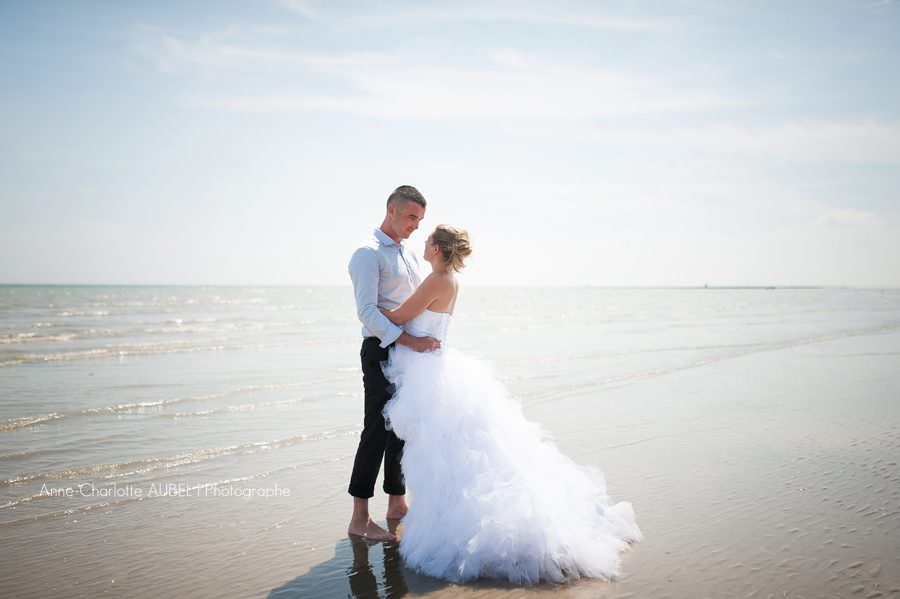 photo de mariés a la plage