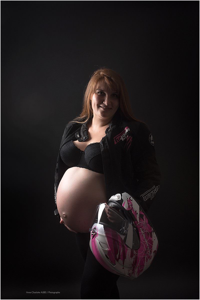 photo femme enceinte casque moto
