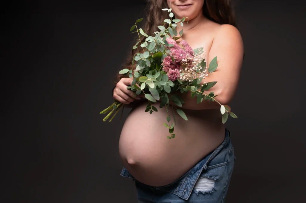 photo grossesse avec fleurs